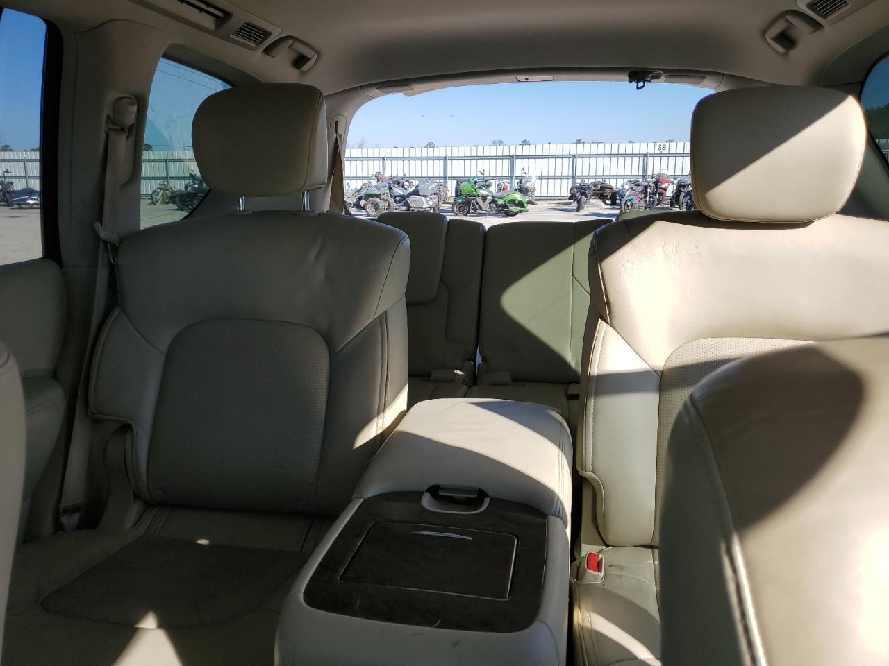 2017 Infiniti QX80 - Image 10