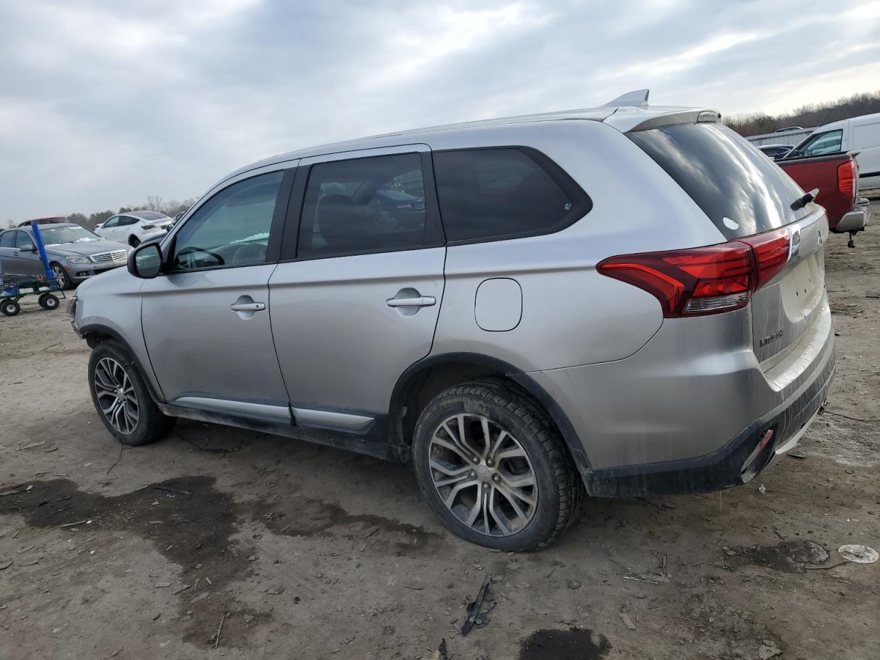 2018 Mitsubishi Outlander - Image 2