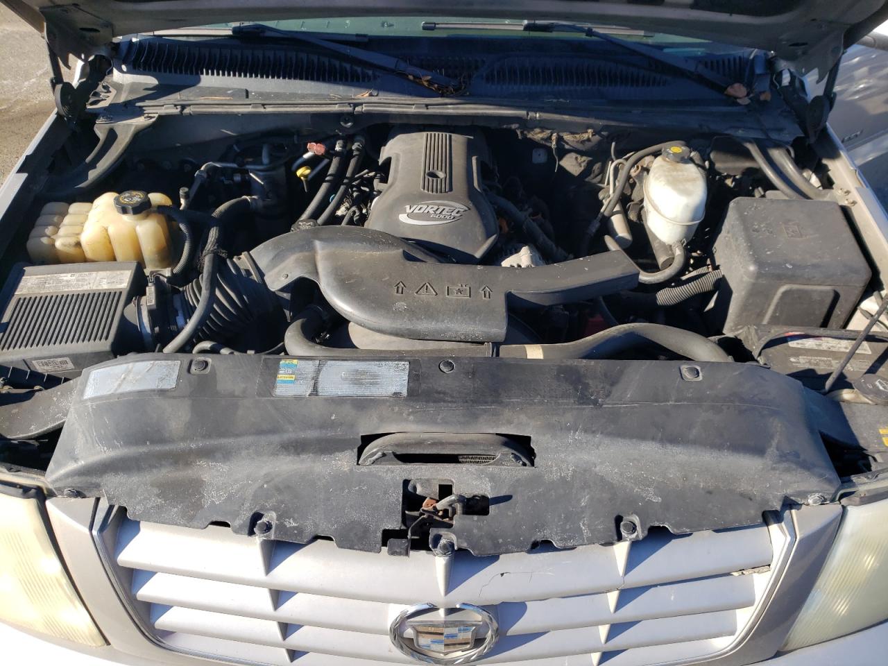 2004 Cadillac Escalade - Image 12