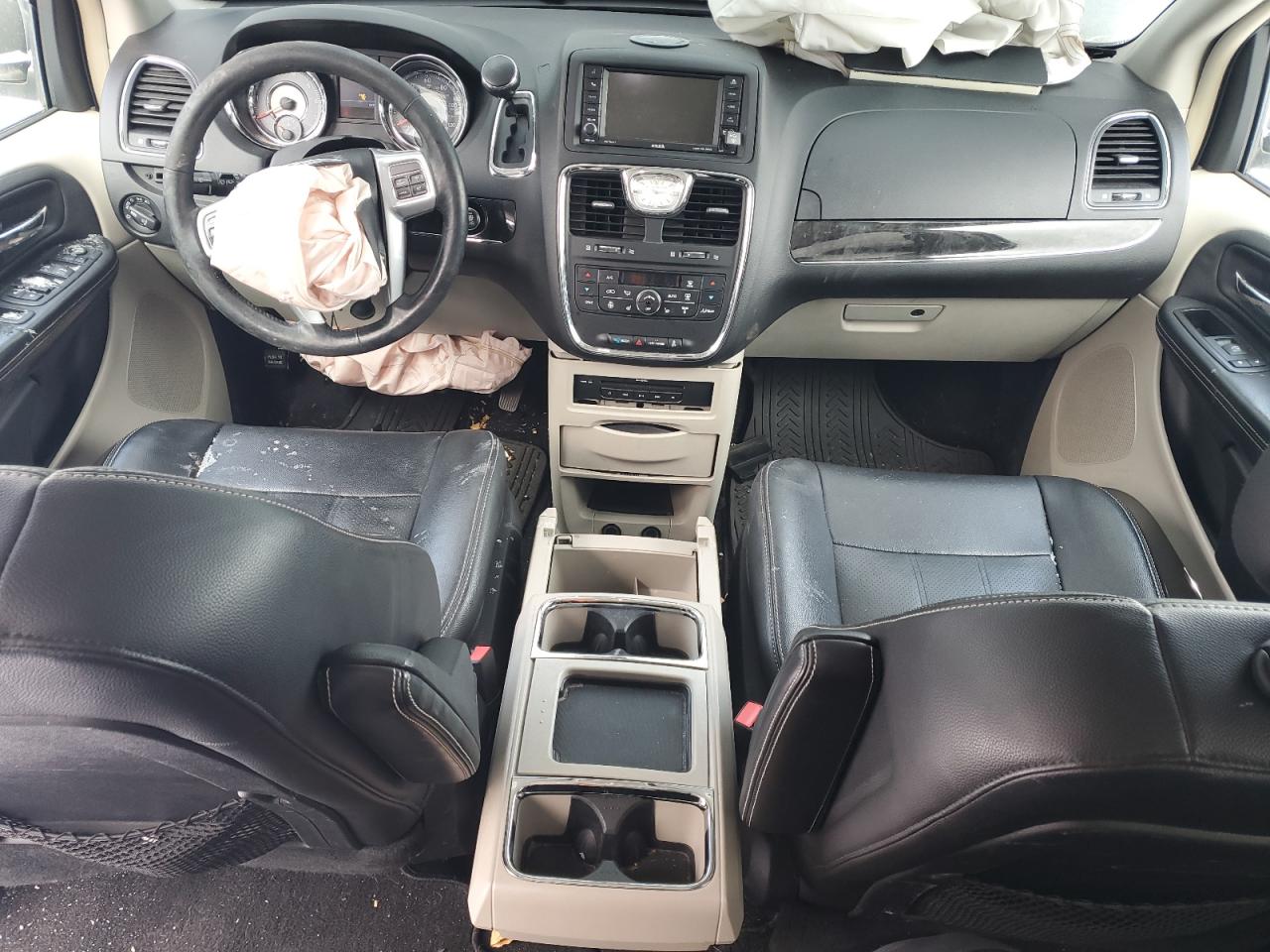 2014 Chrysler Town & Country - Image 8