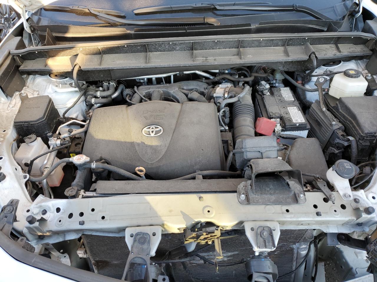 2022 Toyota Highlander - Image 12