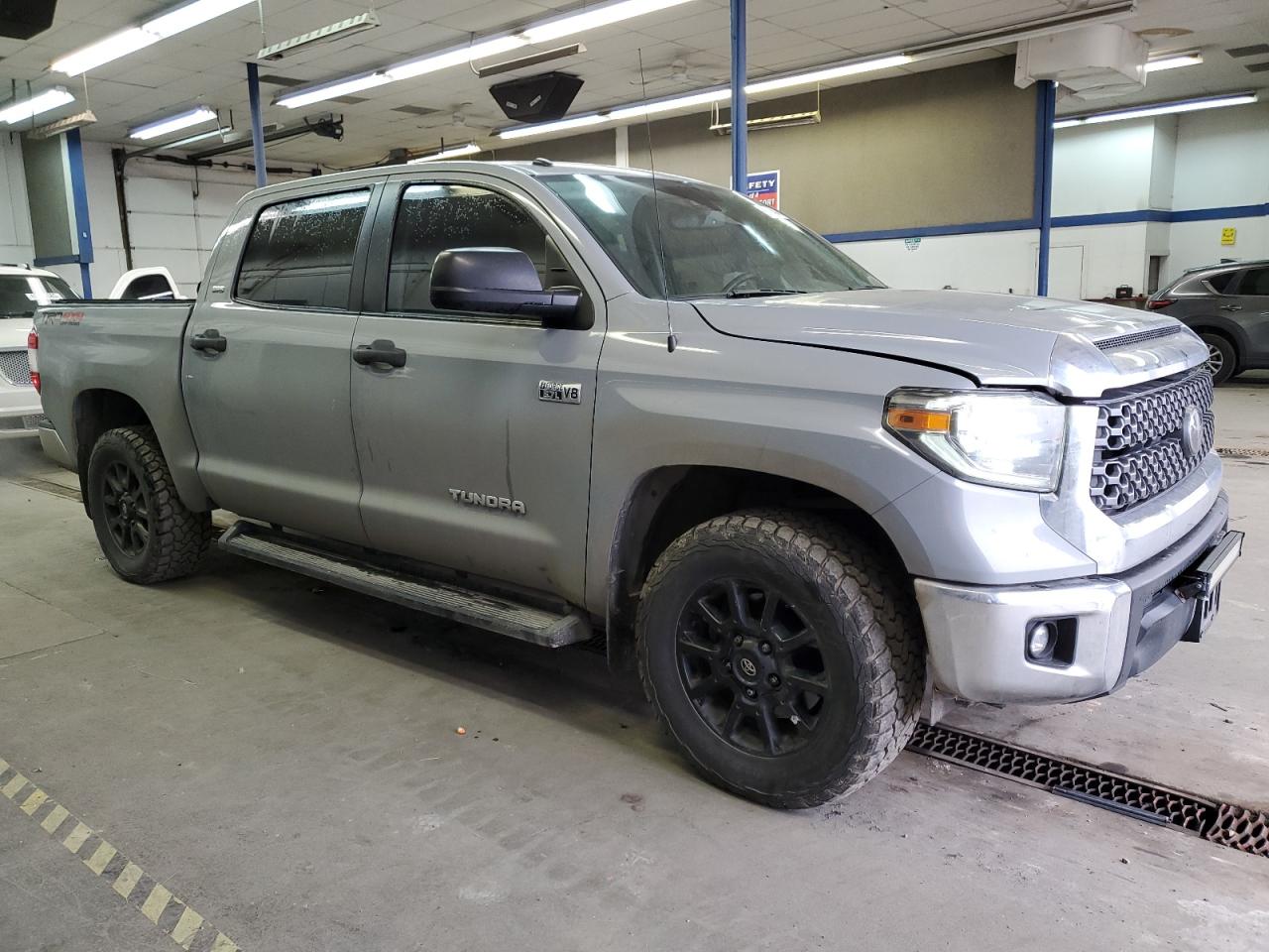 VIN 5TFDY5F12JX687174 2018 TOYOTA TUNDRA no.4