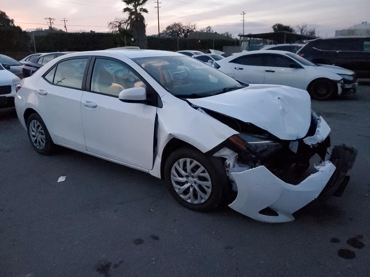 VIN 2T1BURHE8JC015757 2018 TOYOTA COROLLA no.4