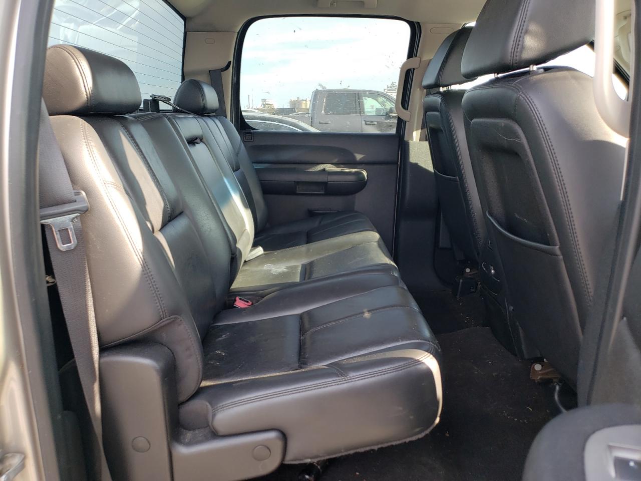 2007 Chevrolet Silverado - Image 10