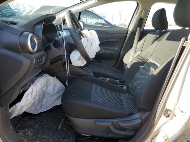  NISSAN VERSA 2024 Сріблястий