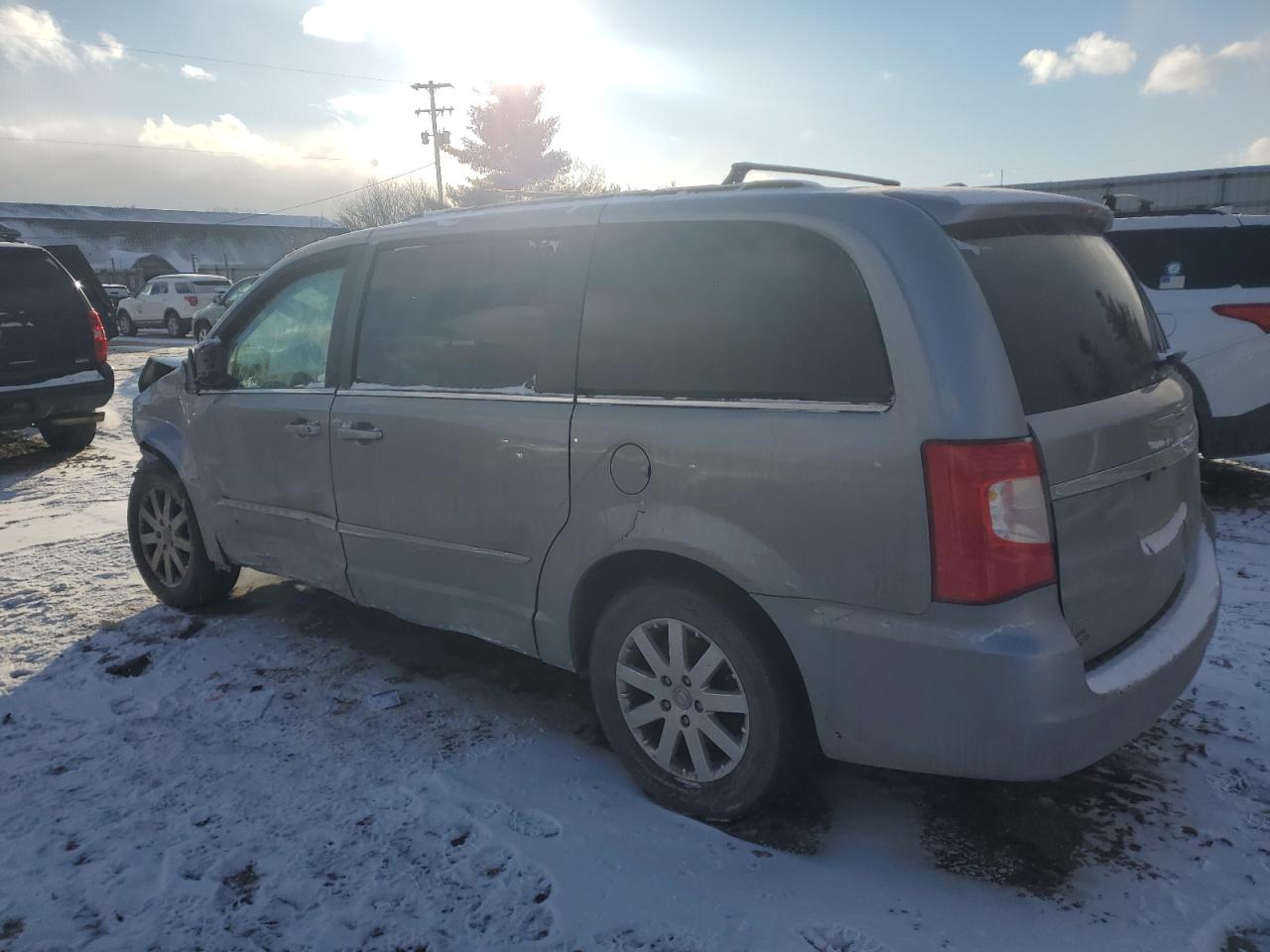 2016 Chrysler Town & Country - Image 2