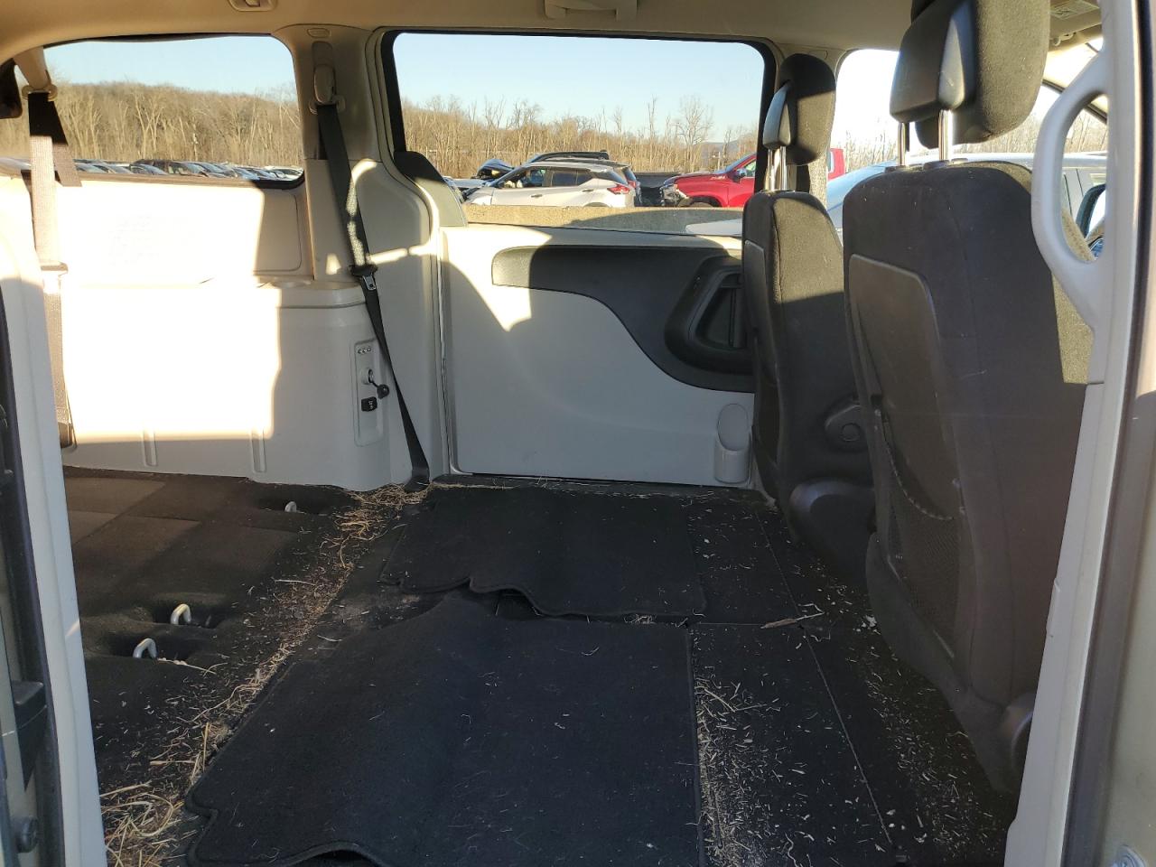 2011 Chrysler Town & Country - Image 10