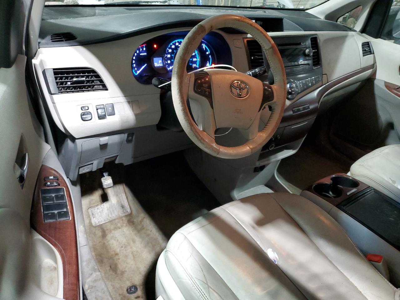 2014 Toyota Sienna - Image 8