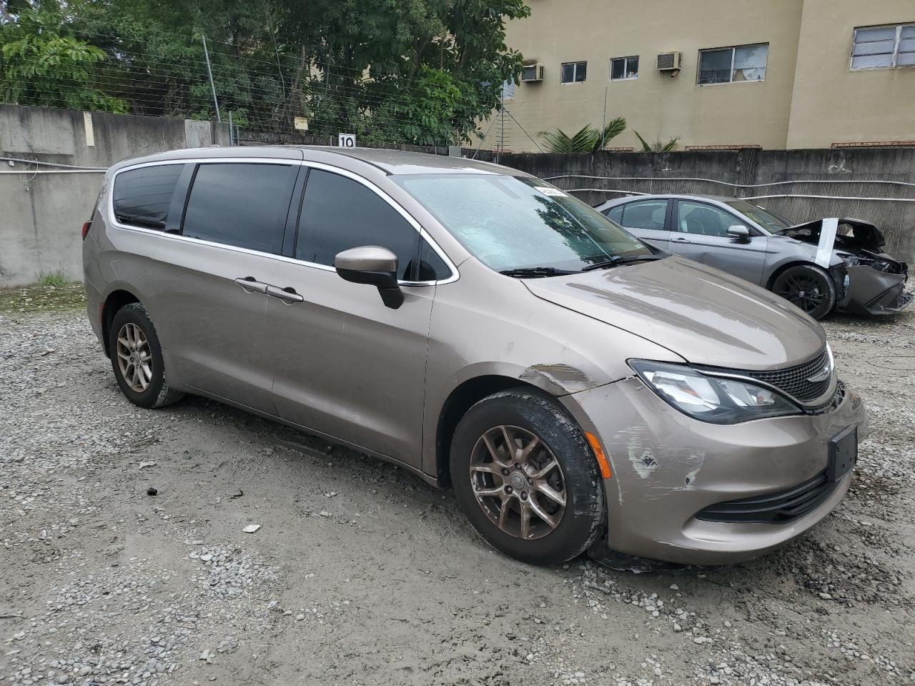 2017 Chrysler Pacifica - Image 4