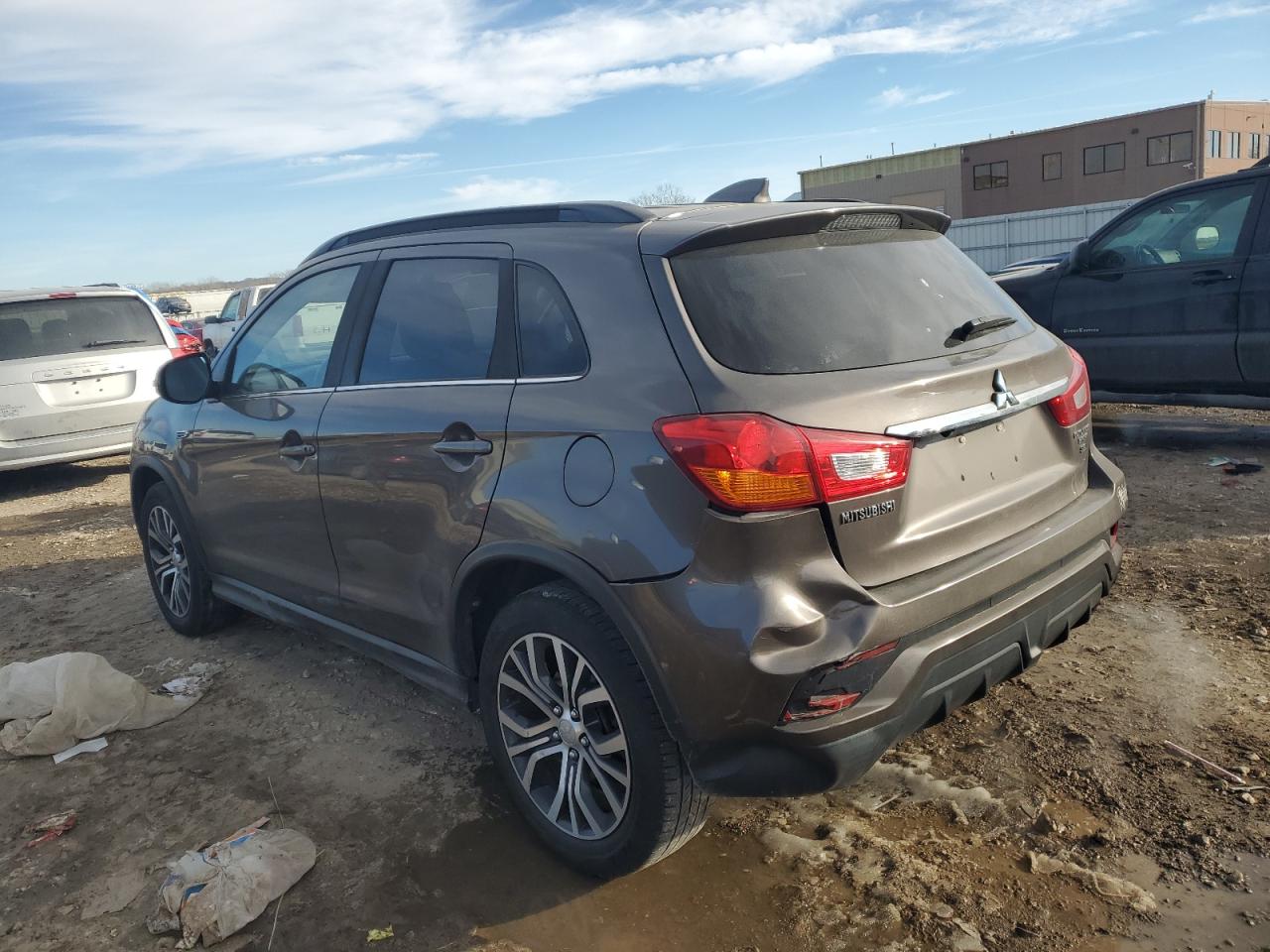2018 Mitsubishi Outlander - Image 2