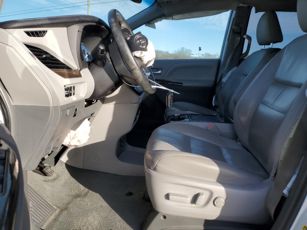 2017 Toyota Sienna - Image 7
