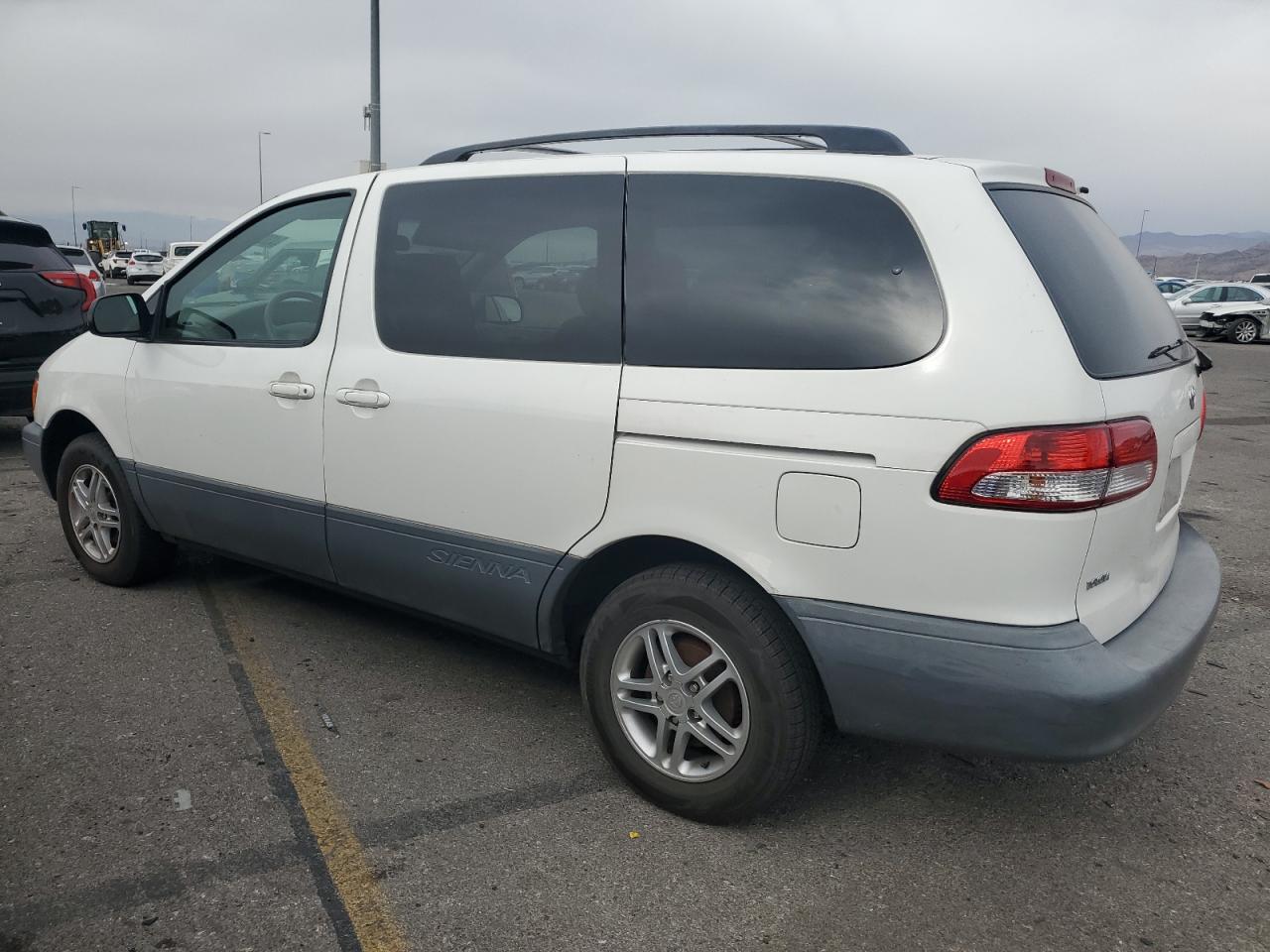 2002 Toyota Sienna - Image 2