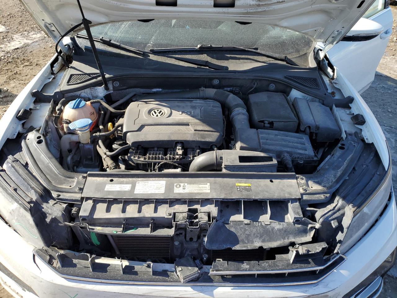 2017 Volkswagen Passat - Image 11