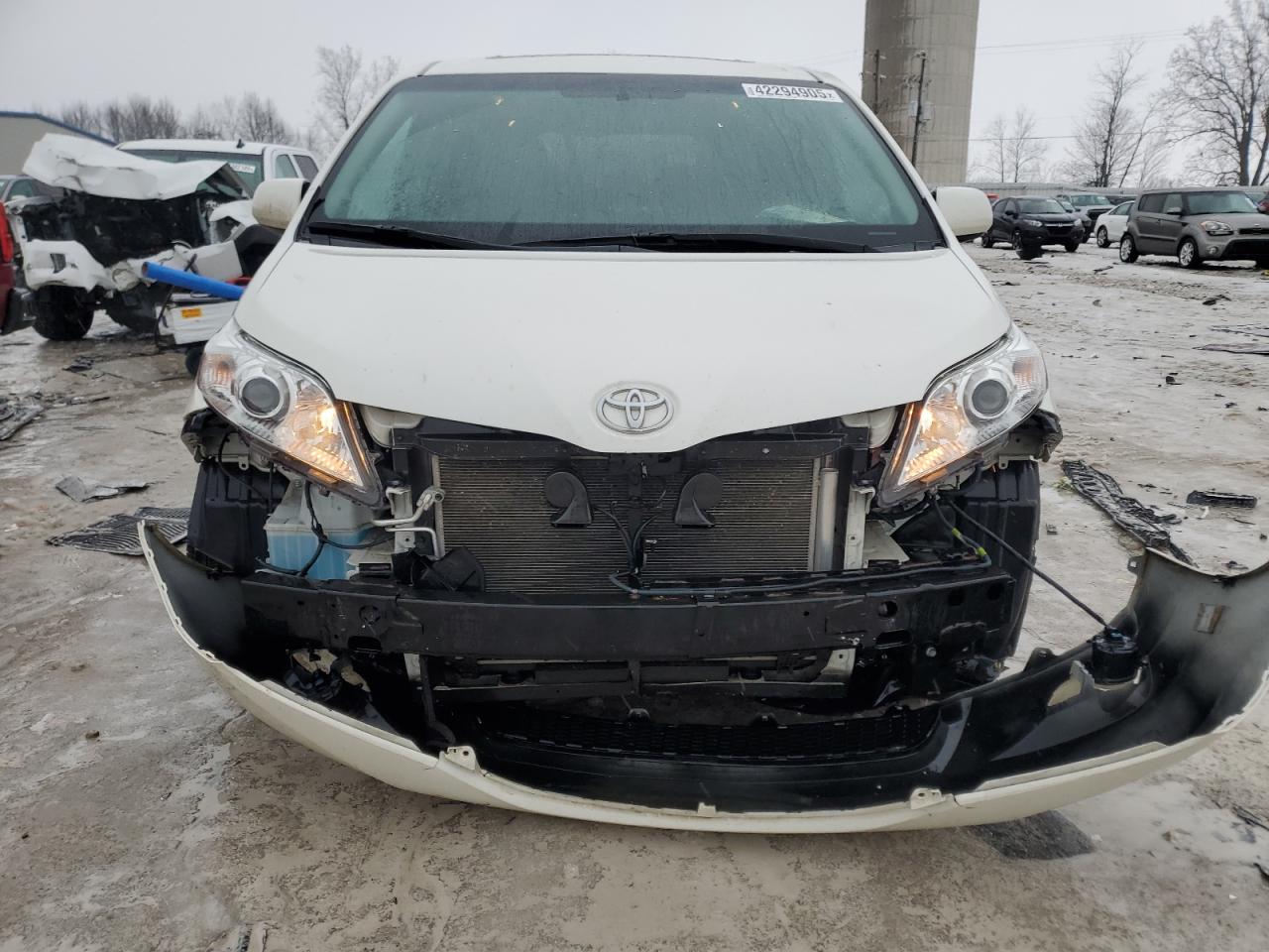 2017 Toyota Sienna - Image 5