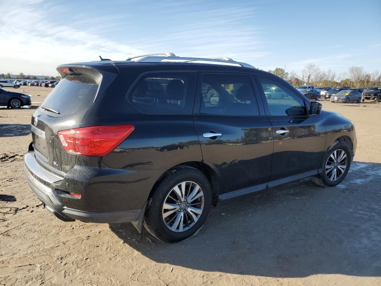 2017 Nissan Pathfinder - Image 3