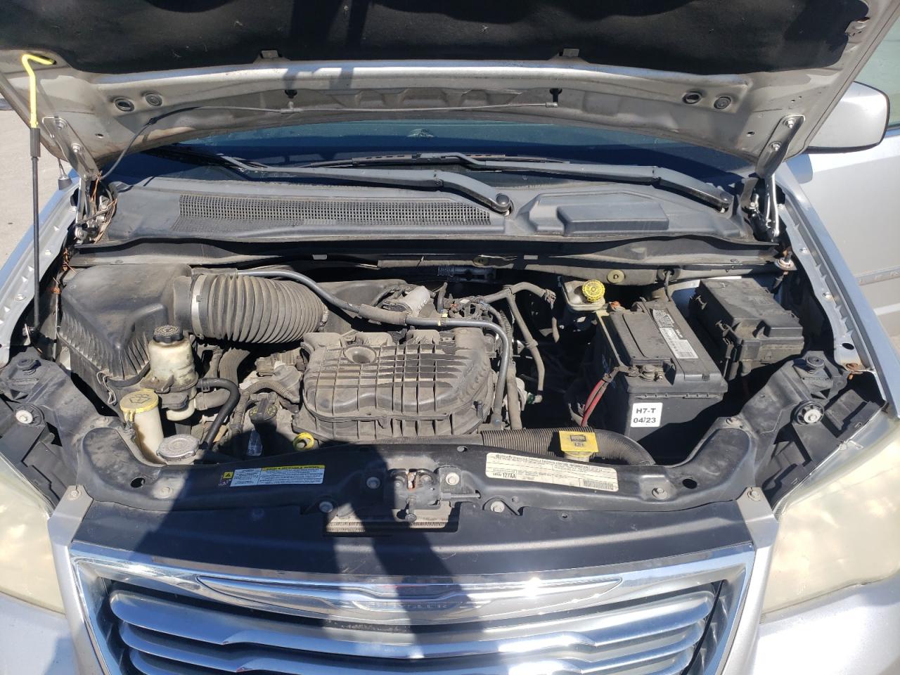 2011 Chrysler Town & Country - Image 13