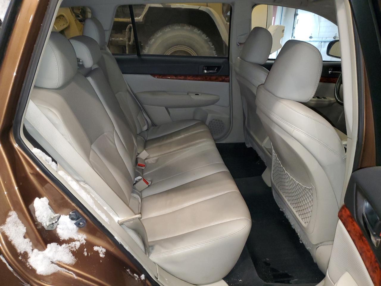 2011 Subaru Outback - Image 10