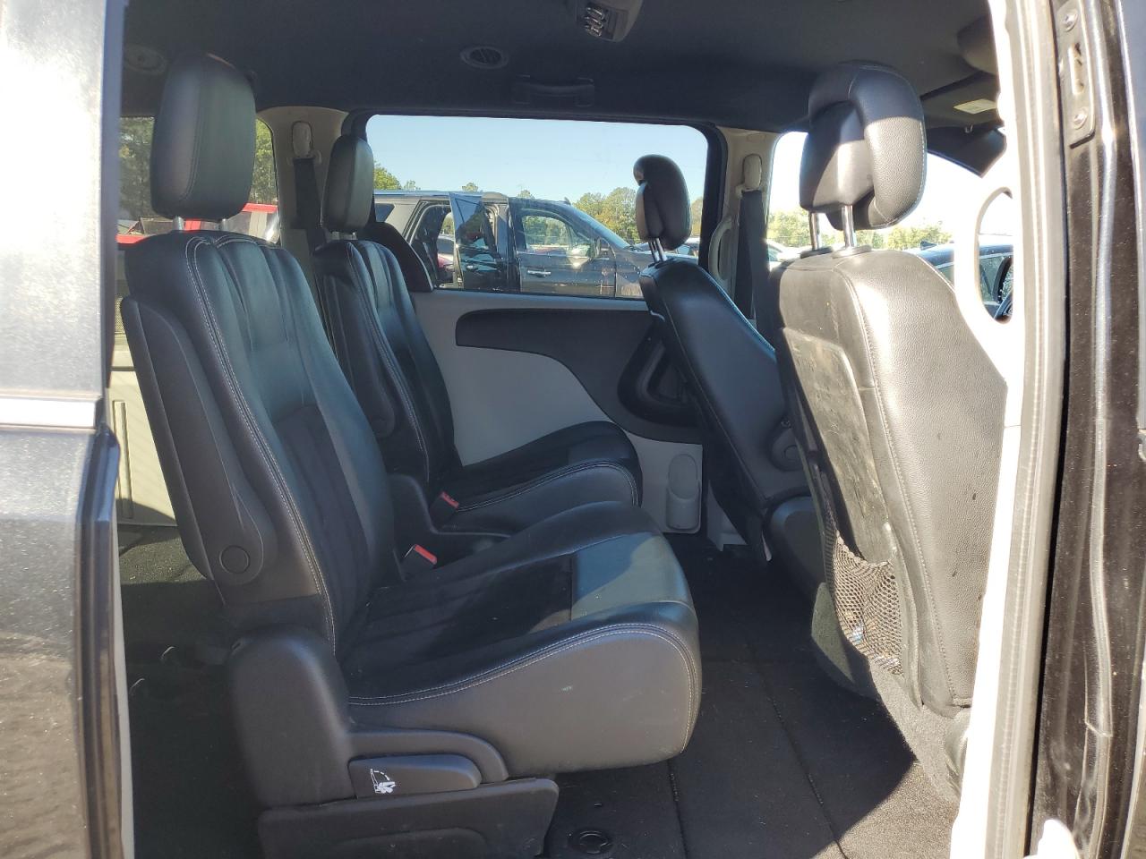2017 Dodge Caravan - Image 11