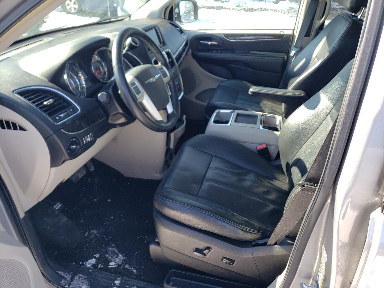 2015 Chrysler Town & Country - Image 7
