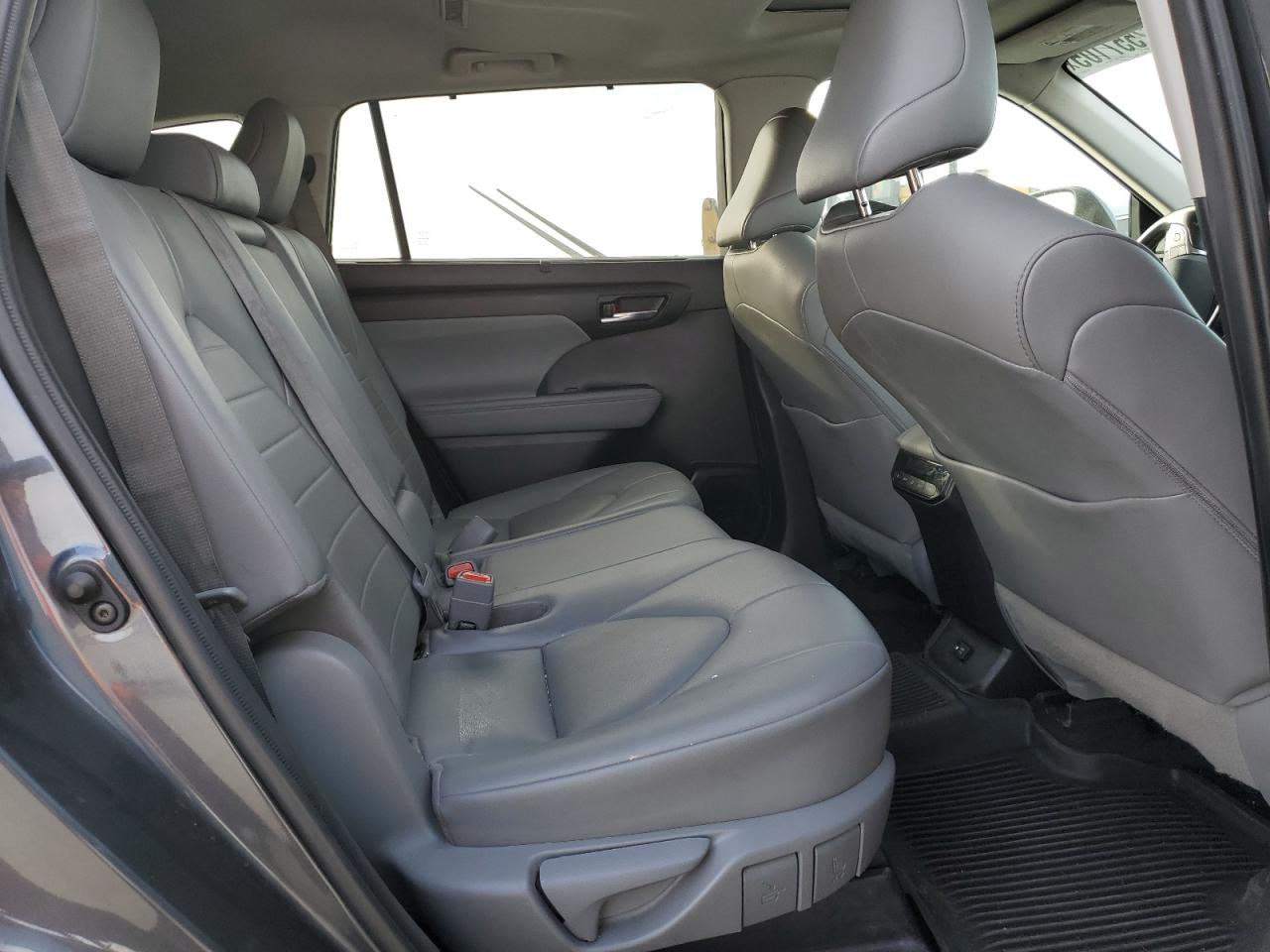 2021 Toyota Highlander - Image 11