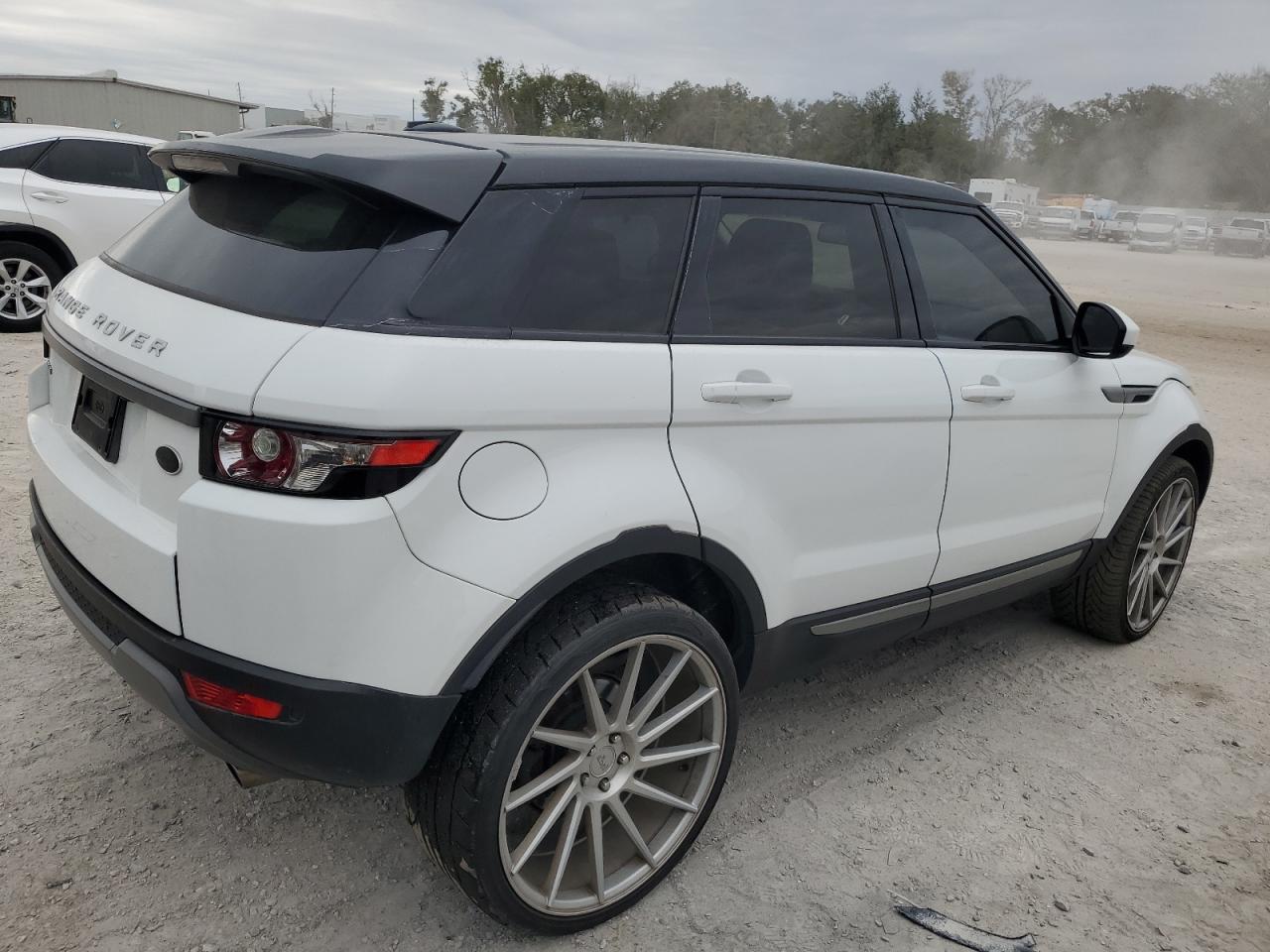 2015 Land Rover Range Rover - Image 3