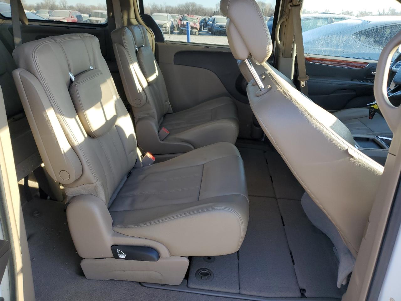 2015 Chrysler Town & Country - Image 11