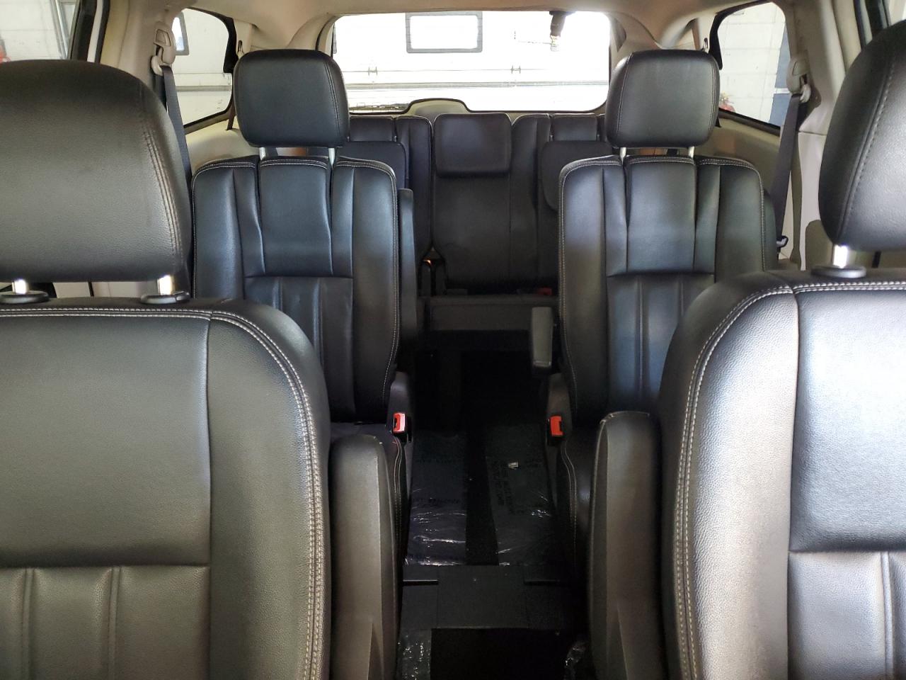 2016 Chrysler Town & Country - Image 10