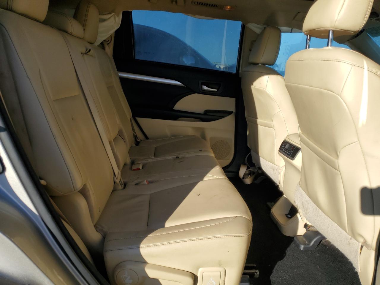 2016 Toyota Highlander - Image 11
