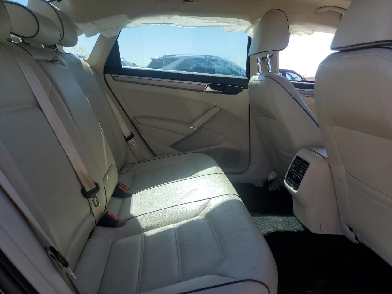 2017 Volkswagen Passat - Image 10