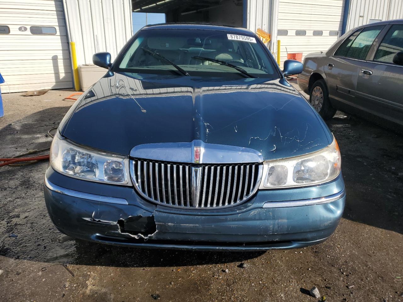 2001 Lincoln Town Car Executive VIN: 1LNHM81W01Y648008 Lot: 86470655