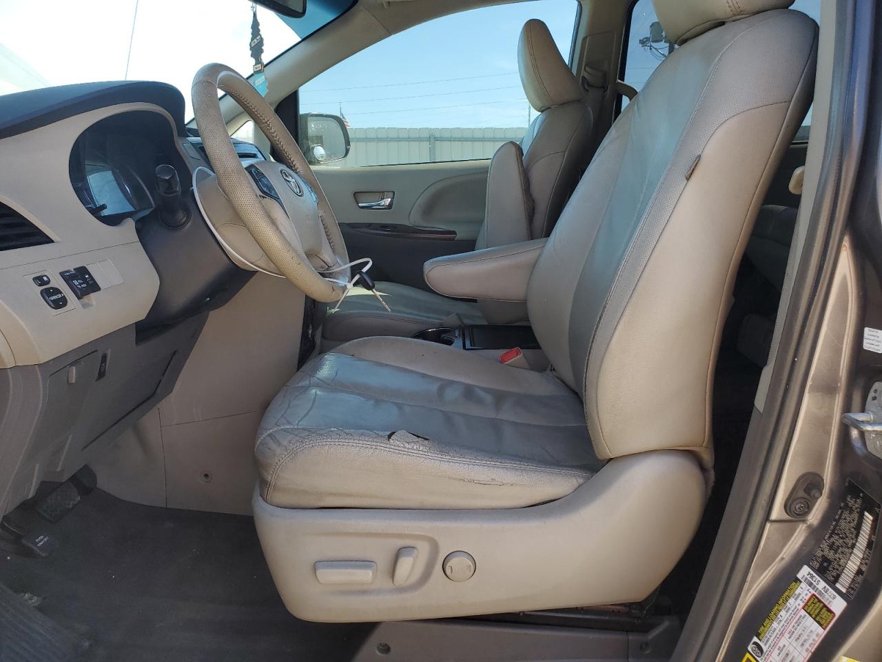 2012 Toyota Sienna - Image 7
