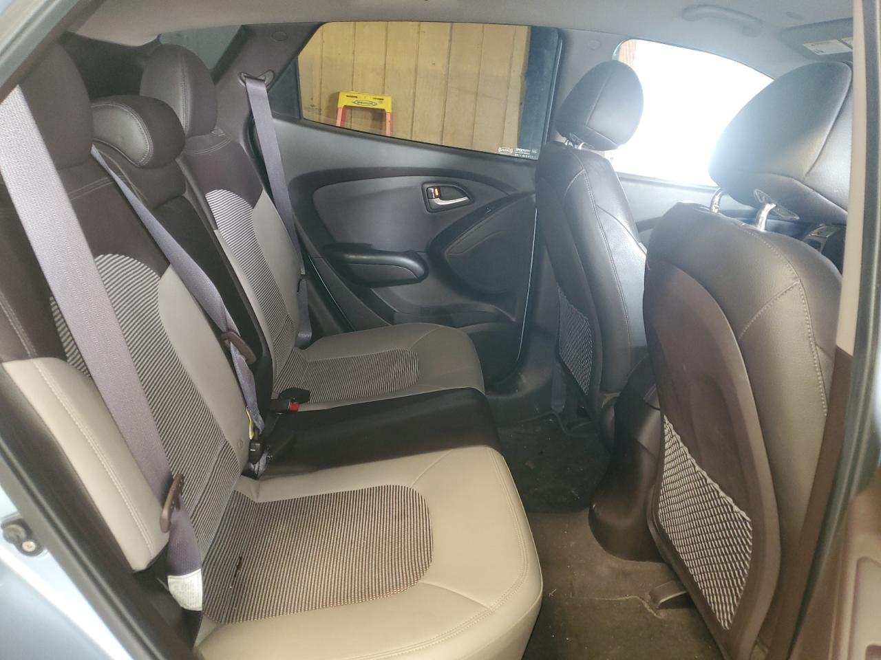 2010 Hyundai Tucson - Image 11