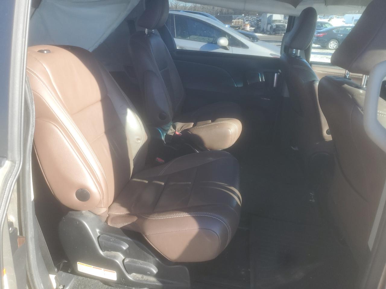 2017 Toyota Sienna - Image 11