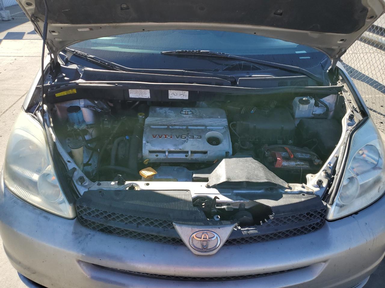 2004 Toyota Sienna - Image 12