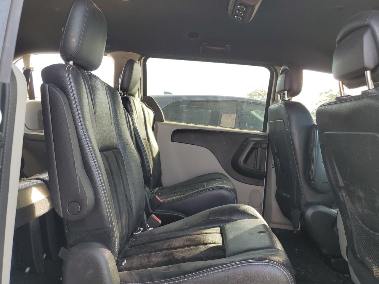 2017 Dodge Caravan - Image 11