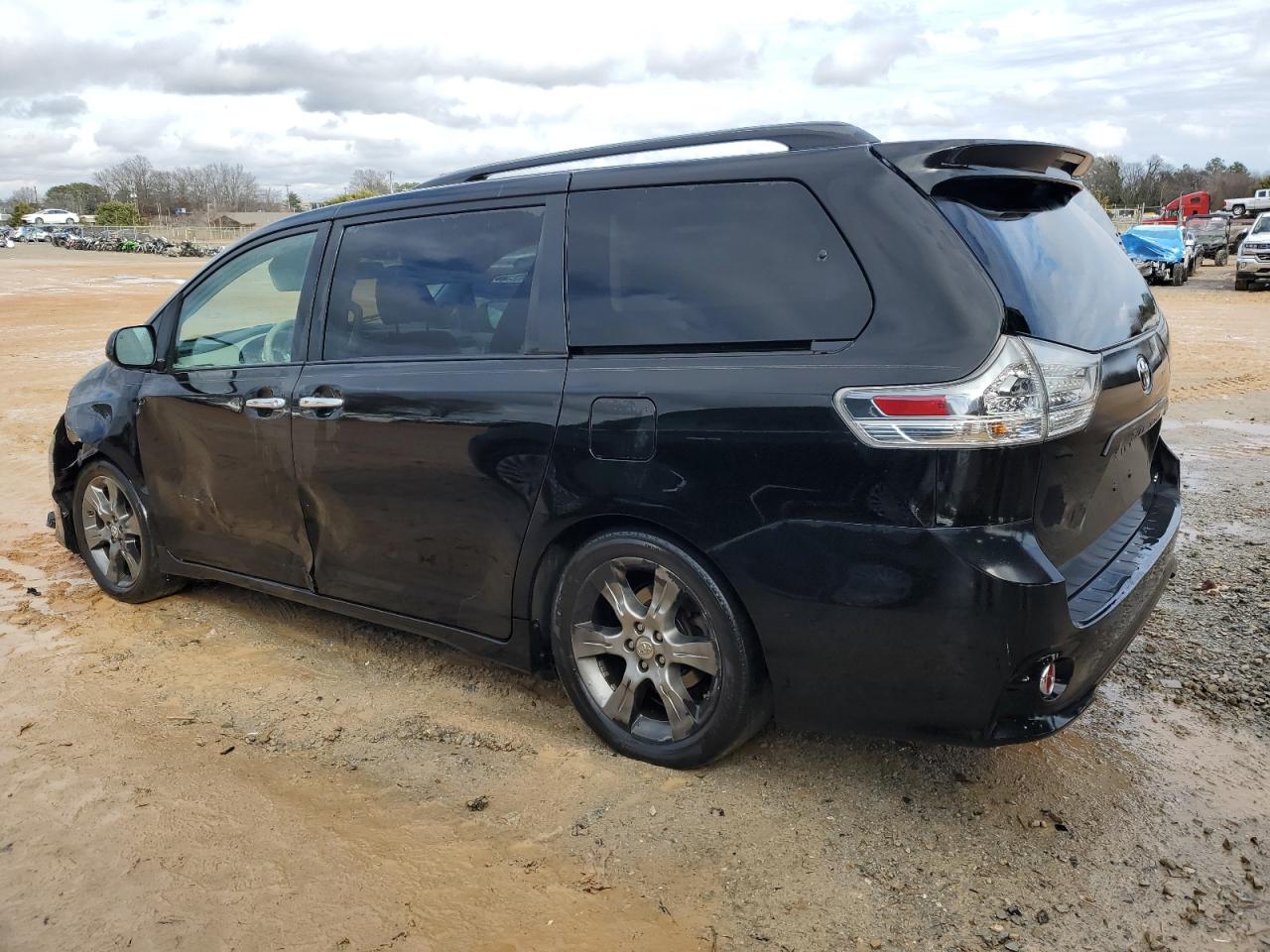 2014 Toyota Sienna - Image 2