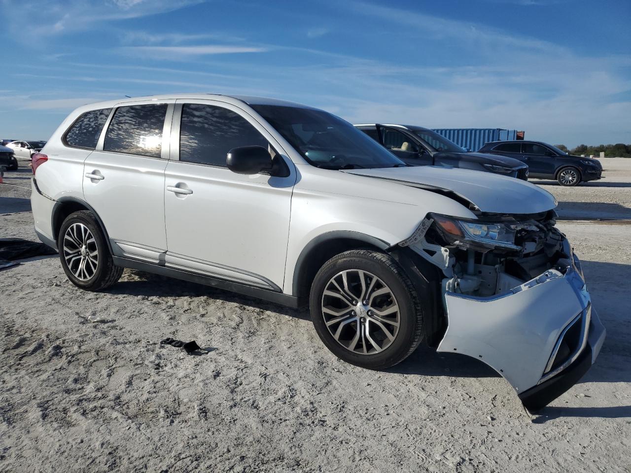2016 Mitsubishi Outlander - Image 4