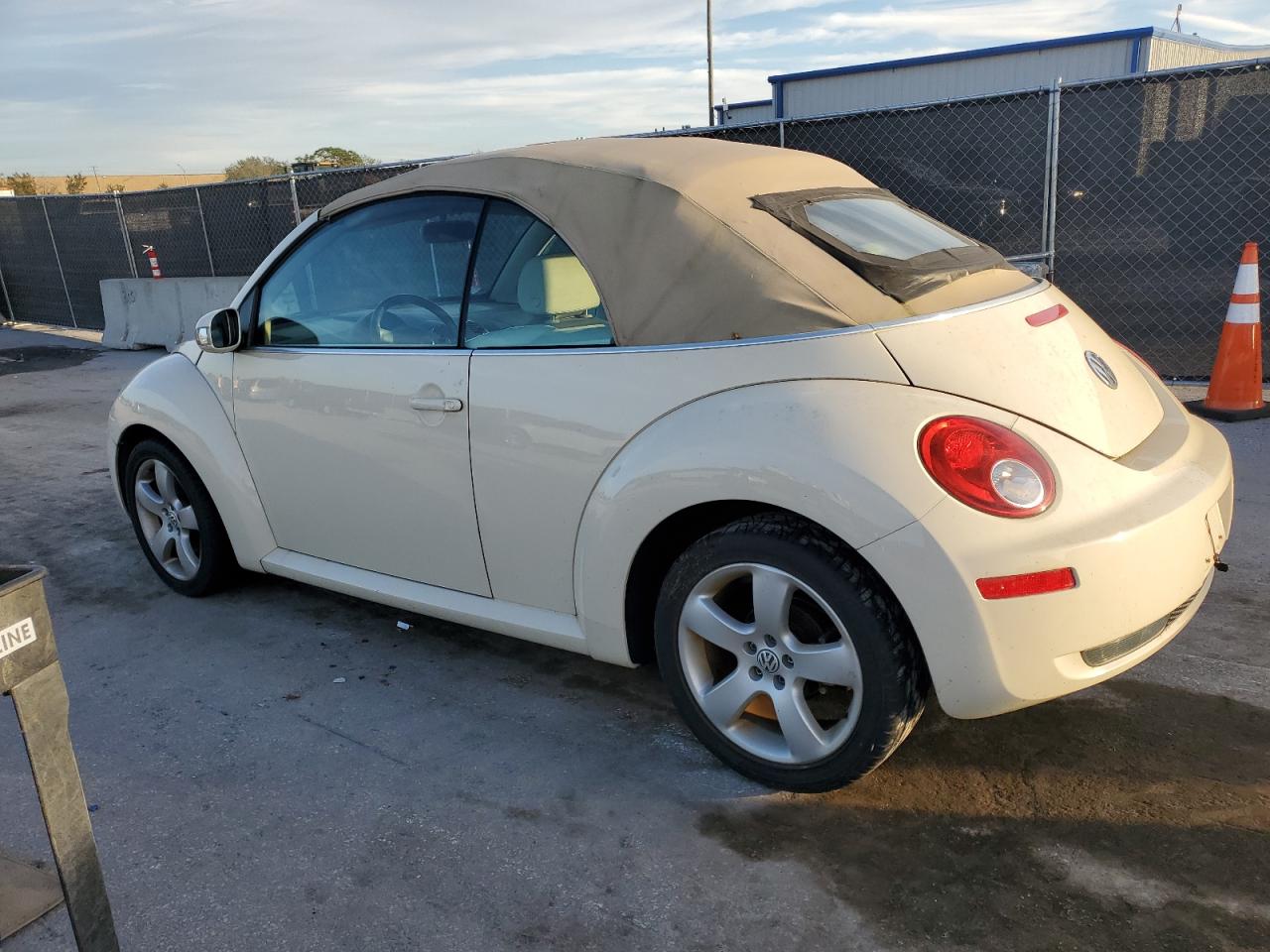 2006 Volkswagen Beetle - Image 2