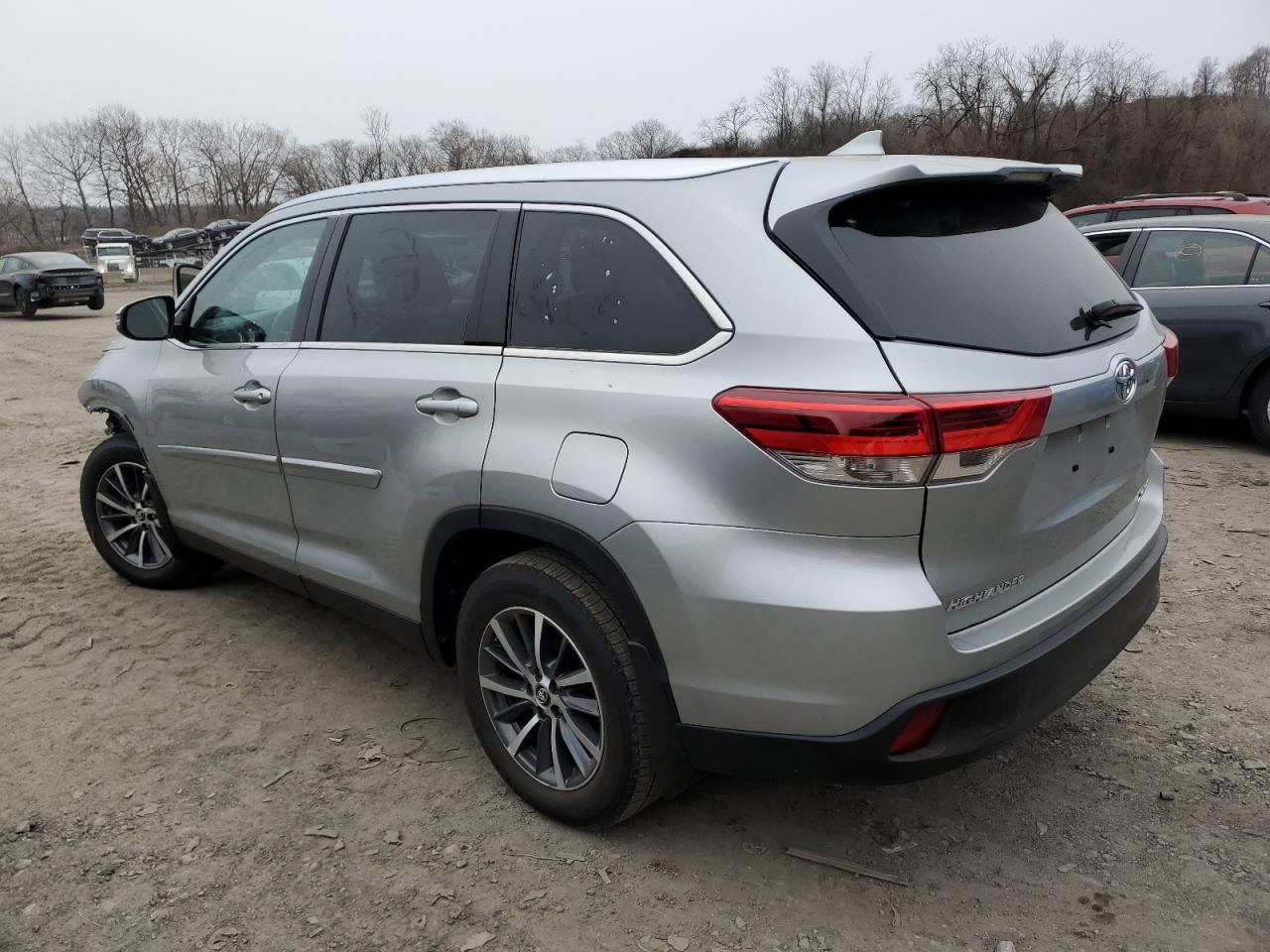 5TDJZRFH6KS589535 2019 TOYOTA HIGHLANDER - Image 2