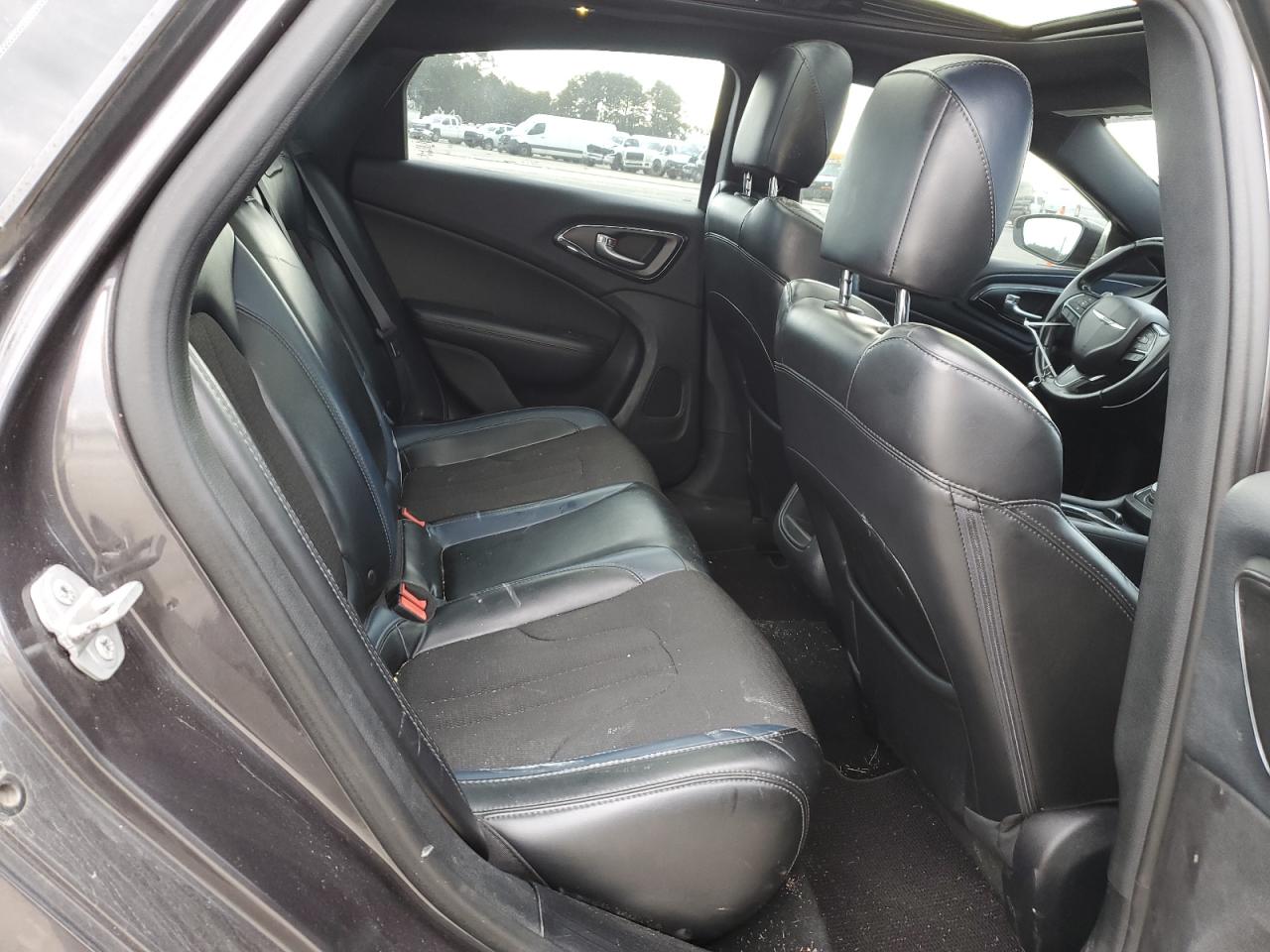 2016 Chrysler 200 - Image 10