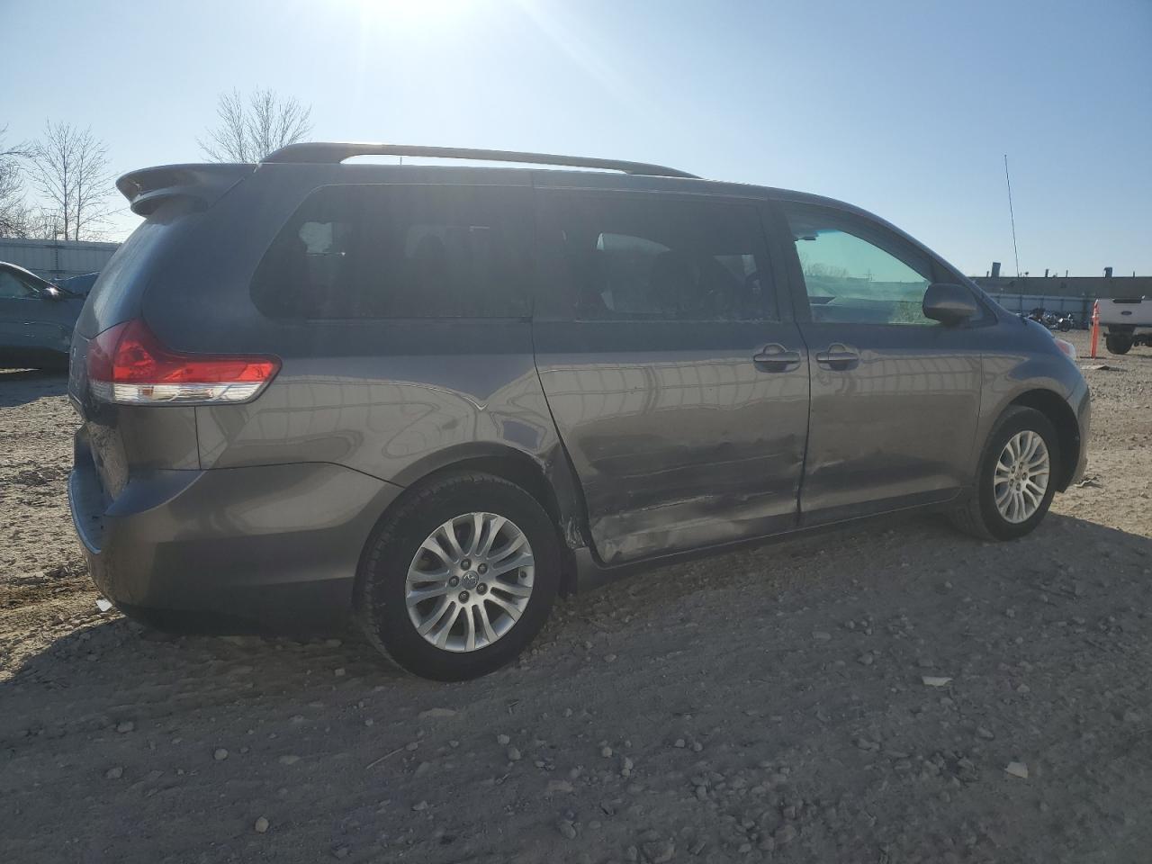 2013 Toyota Sienna - Image 3