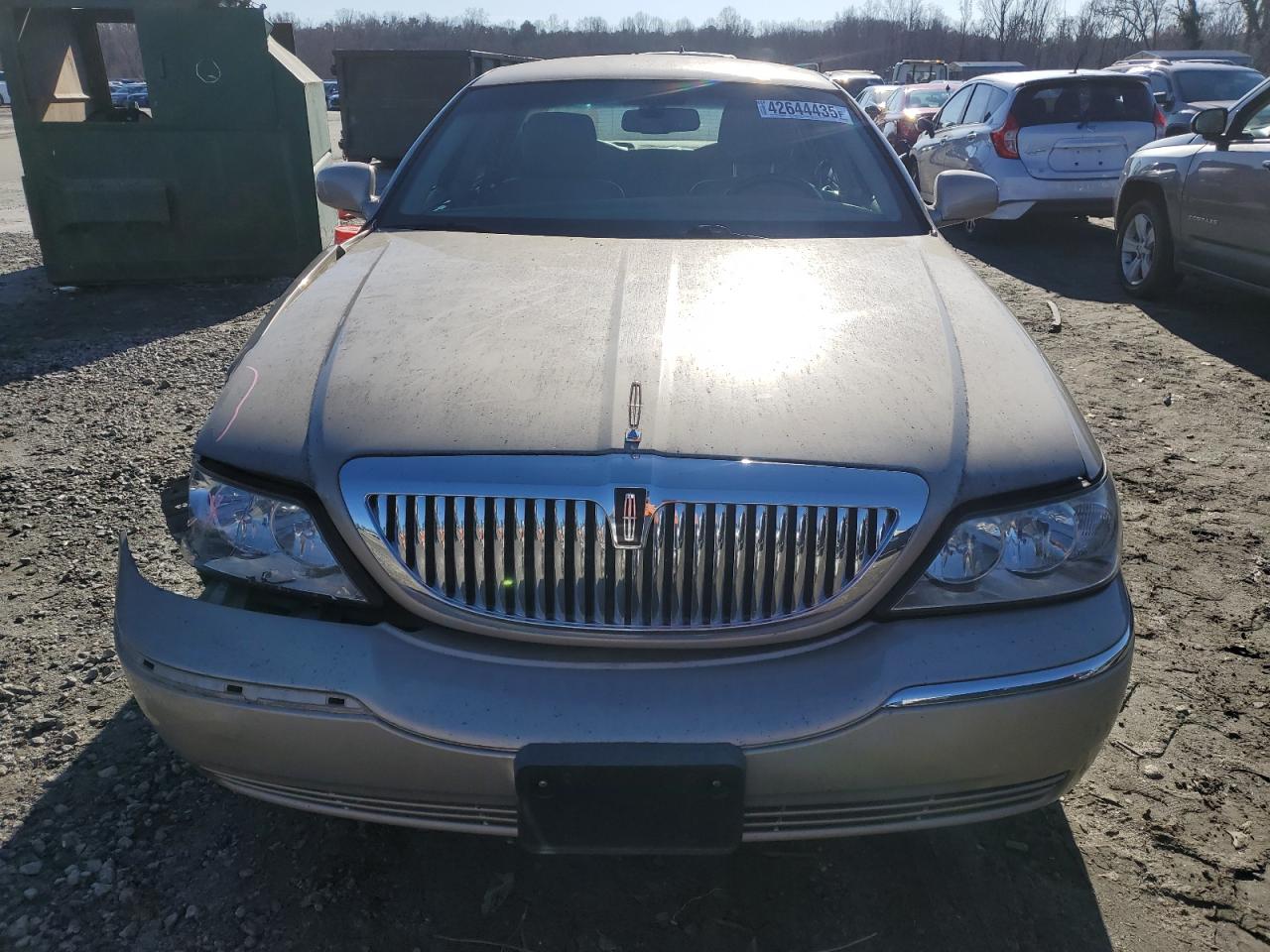 2011 Lincoln Town Car - Image 5