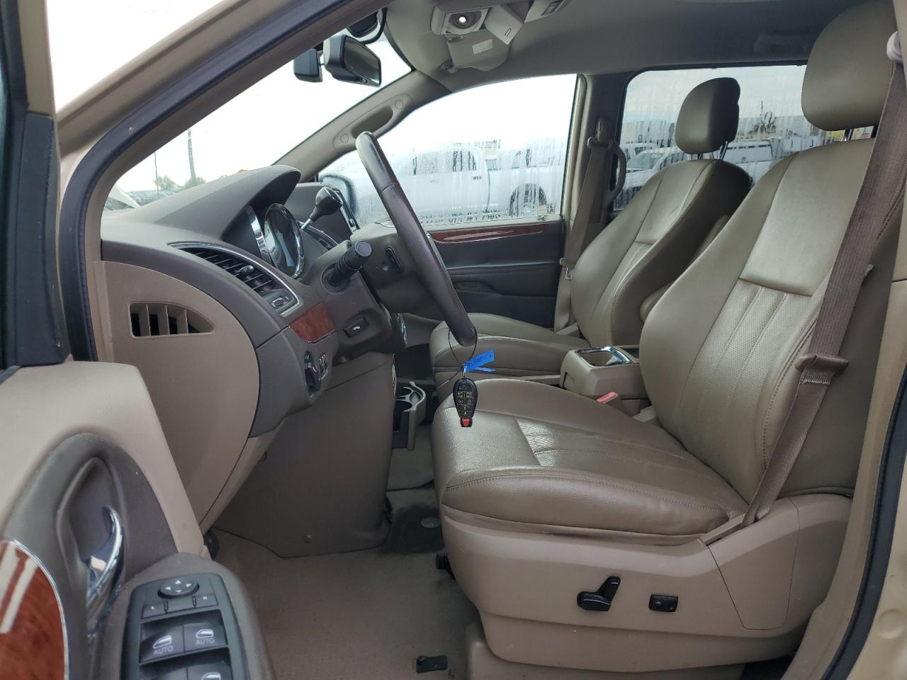 2011 Chrysler Town & Country - Image 7