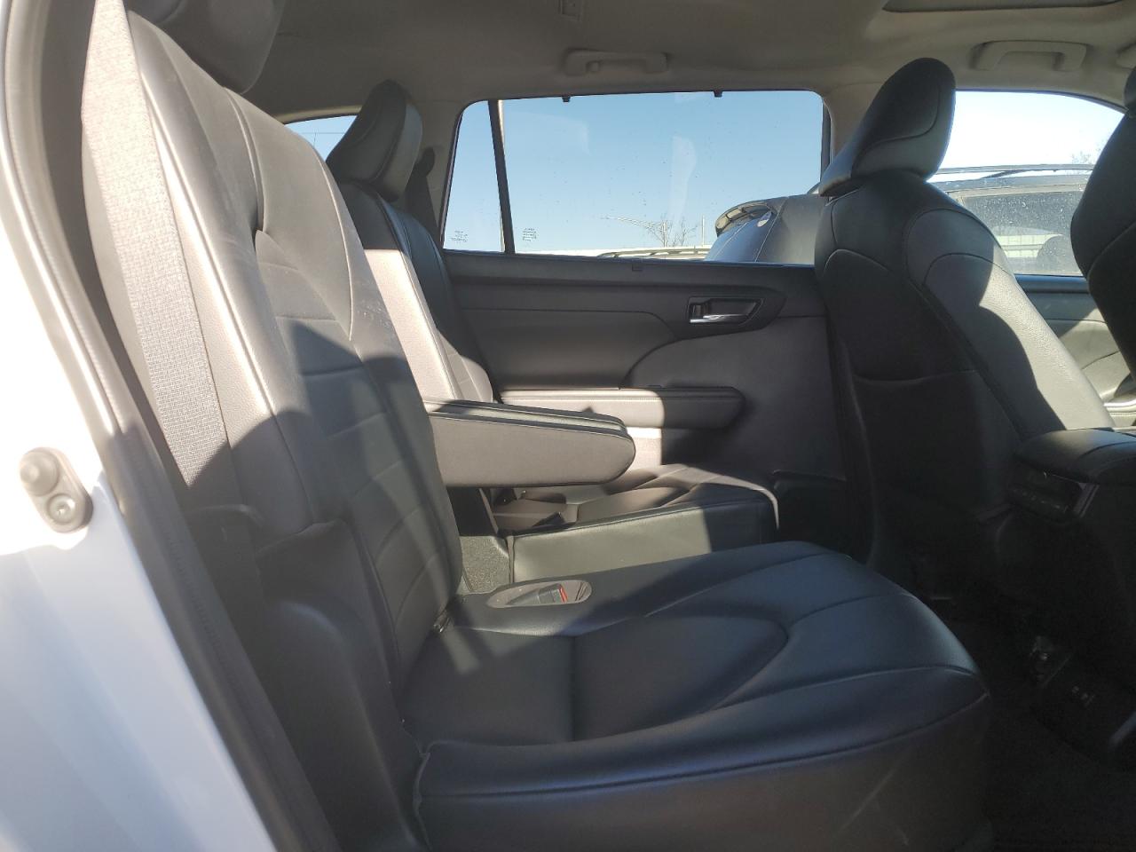 2021 Toyota Highlander - Image 11