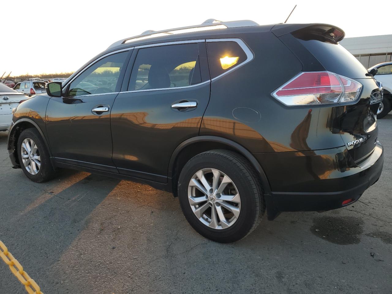 2015 Nissan Rogue - Image 2