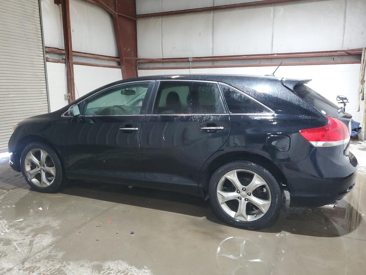 2011 Toyota Venza - Image 2