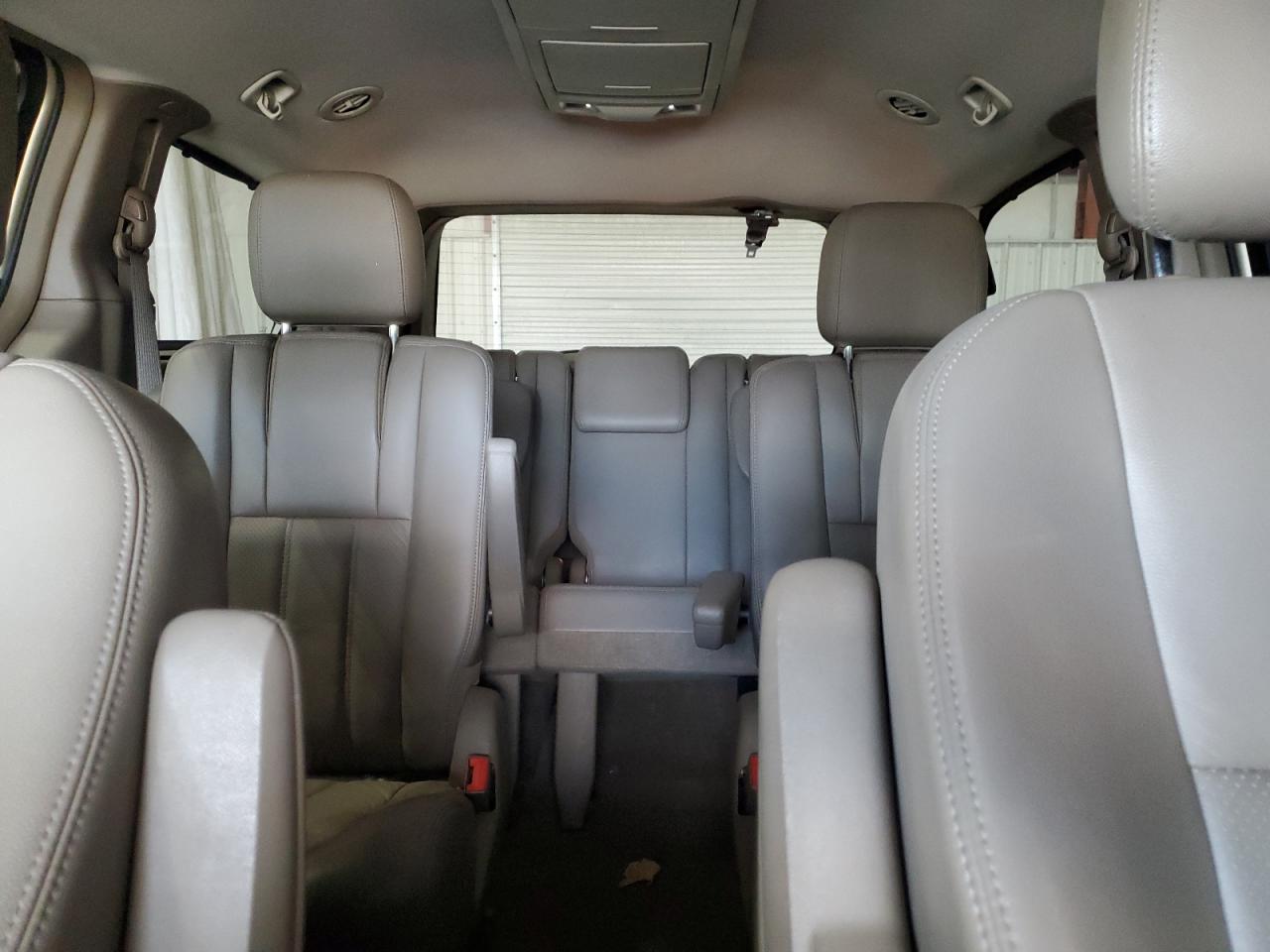 2012 Chrysler Town & Country - Image 10