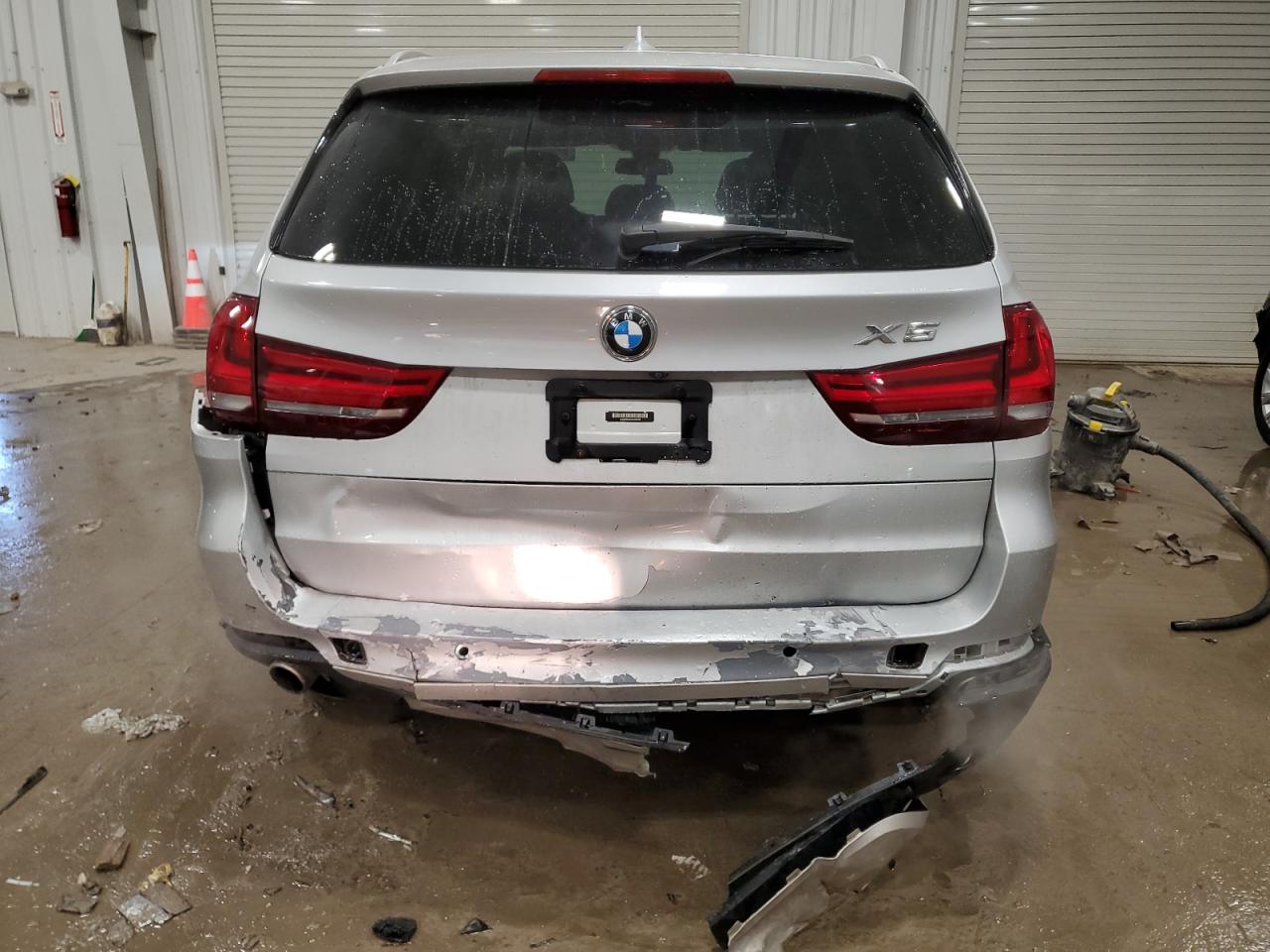 VIN 5UXKR0C52H0V65768 2017 BMW X5 no.6