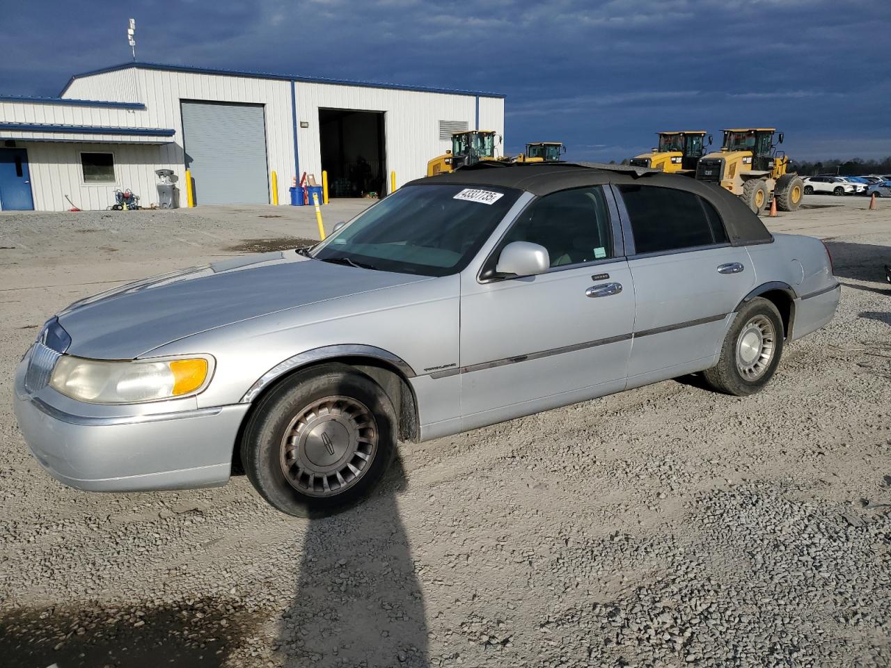 2001 Lincoln Town Car - Image 1
