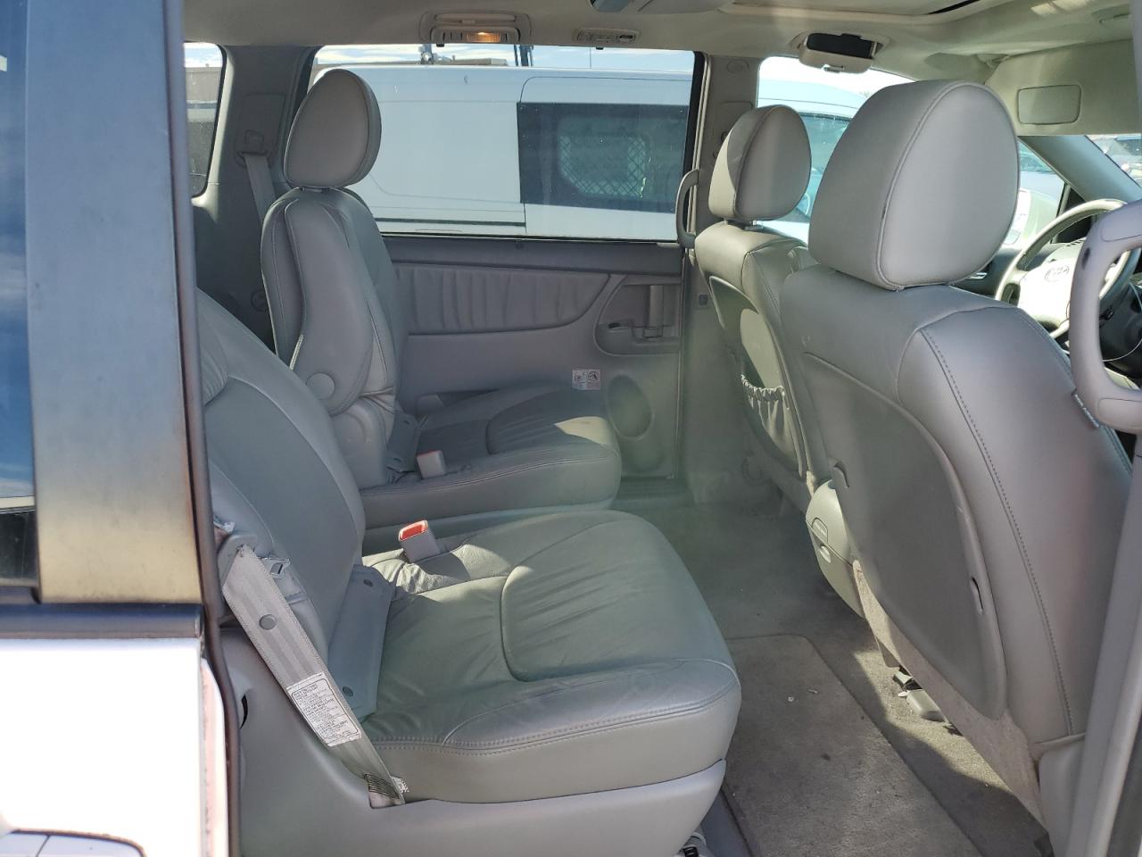 2010 Toyota Sienna - Image 11